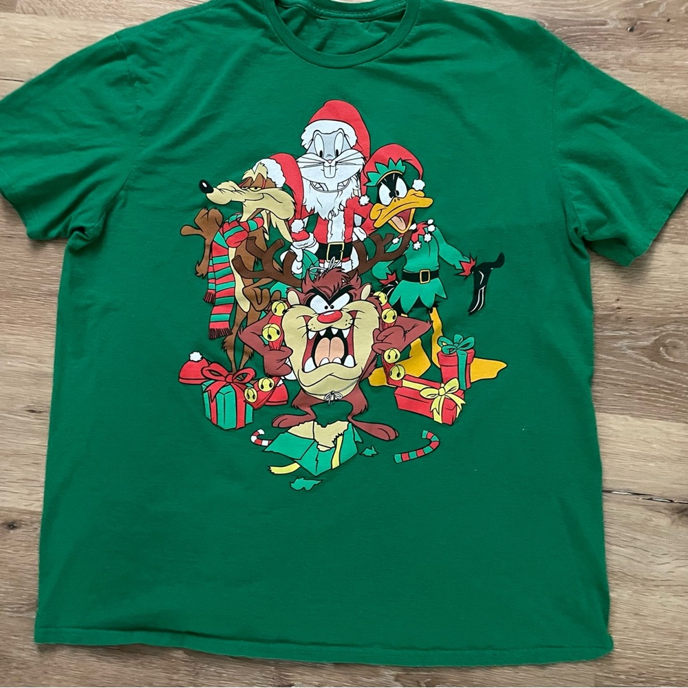 Looney Tunes Graphic Christmas Green size XL T-Shirt. Many characters. Fun!